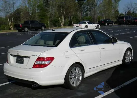 2009 Mercedes-Benz C300 4 Matic z USA, uszkodzony, nr VIN WDDGF81X59F271806